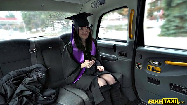 Выпускница Melany Mendes раздевается в такси и трахается с водителем.