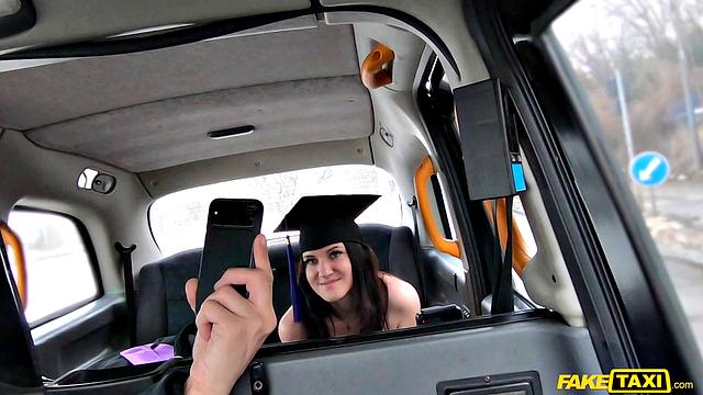 Выпускница Melany Mendes раздевается в такси и трахается с водителем.