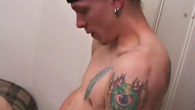 смотри, как шейн кончает рики на лицо после горячего минета