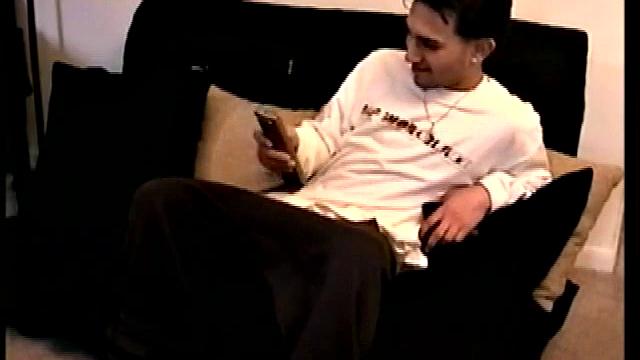 Парень дрочит на камеру и кончает