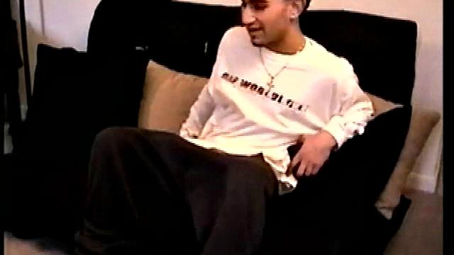 Парень дрочит на камеру и кончает