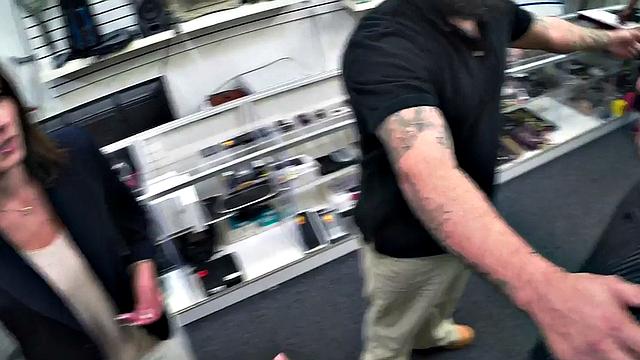 Девушка зашла за деньгами, а вышла с полным ртом и мокрой киской