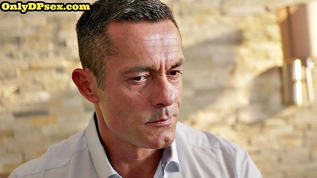 Два парня трахают пышногрудую в групповухе с двойным проникновением.