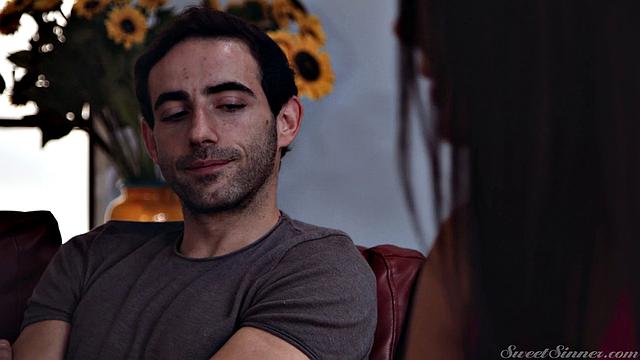 Разведённая мамка с большими сиськами трахается с молодым любовником в гостиной, Райган Фокс и Джейк Адамс.