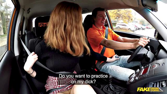 Рыжая Ленинa Кроун без лифчика отвлекает за рулём и сосёт член в машине.