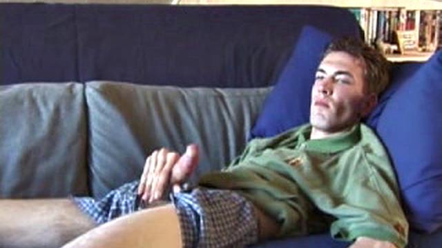 Дэймон дрочит с игрушкой, сам себе лучший друг