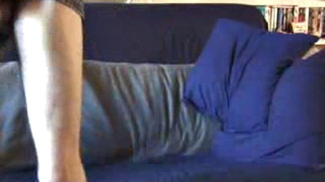 Дэймон дрочит с игрушкой, сам себе лучший друг