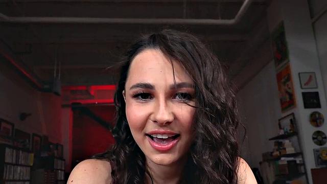 мелкая шалунья подрочила и получила заряд прямо в лицо