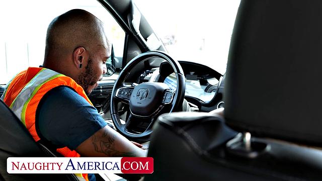 Посмотри, как эвакуаторщик жестко трахает зрелую замужнюю Скайлар Сноу в машине.