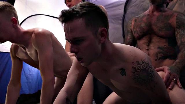 армейские отчимы устраивают разнос худым парням в палатке