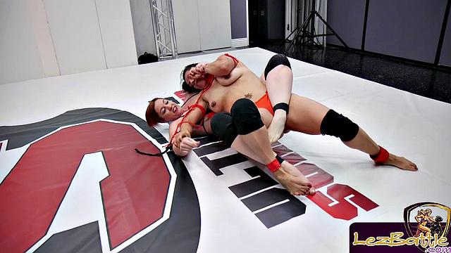 Две лесбиянки в купальниках: борьба, страпоны и кто сегодня чемпионка?