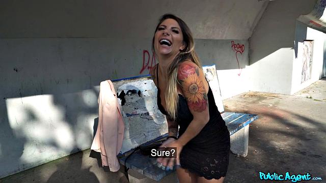 Итальянская медсестра Lily Veroni отдается с bbc в глухом лесу ради легких денег и удовольствия.