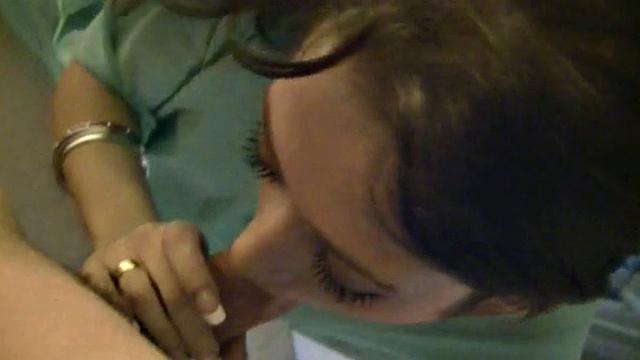 Бобби сосёт член крупным планом и ловит сперму на грудь