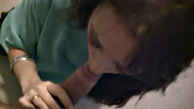 Бобби сосёт член крупным планом и ловит сперму на грудь