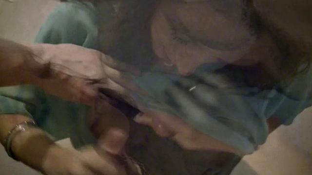 Бобби сосёт член крупным планом и ловит сперму на грудь