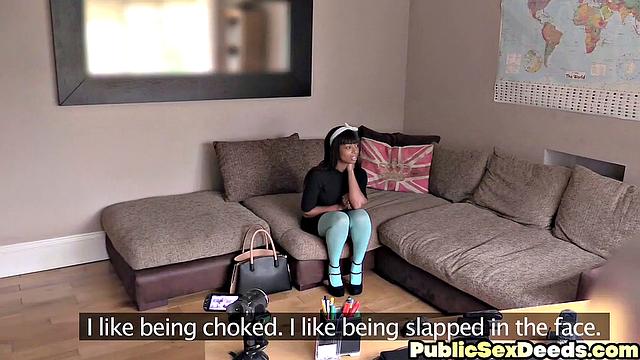 Чернокожие красотки не смогли устоять перед напором взрослого учителя на улице.