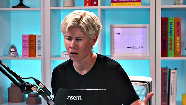 Solo big-titted babe toying her pussy with vibrator