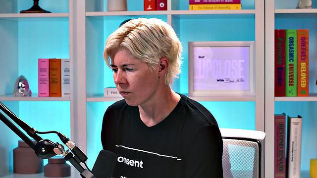 Solo big-titted babe toying her pussy with vibrator