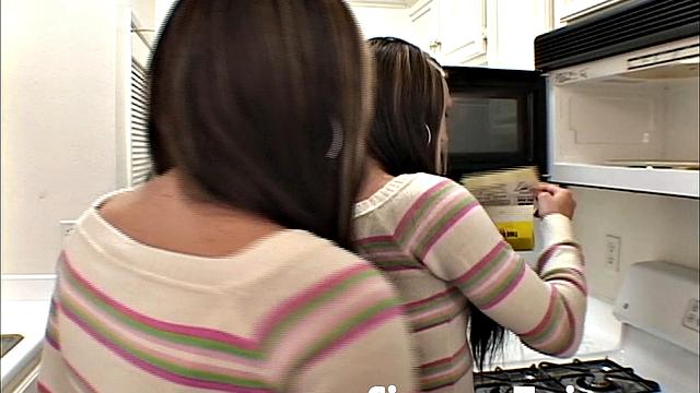 Simpson Twin with small tits Fingering