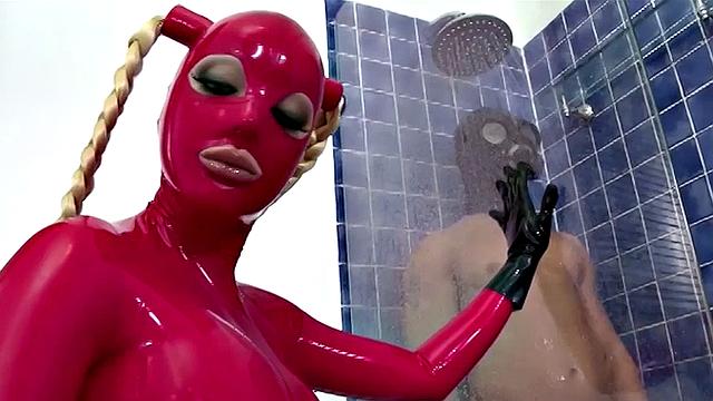 Люси в латексе жёстко сосёт огромный хер в душевой