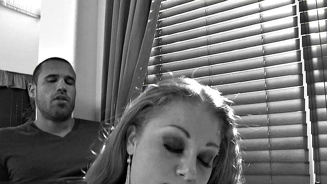 Стриптизерша Пэшн заводит Карлоса и трахается по полной