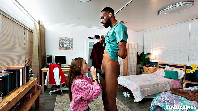 Охотница-соседка вырывает член прямо из комнаты