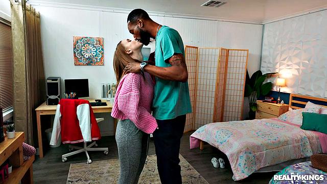 Охотница-соседка вырывает член прямо из комнаты