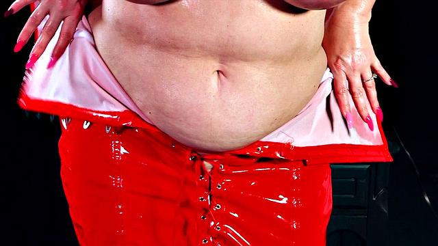 Сэмэнта 38G соблазняет в обтягивающем красном латексе