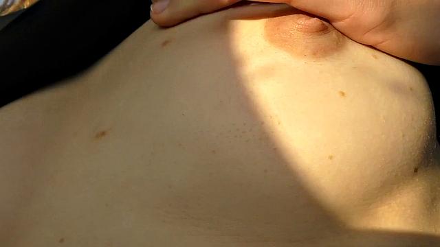 страстная брюнетка дрочит гладкую киску в машине, водитель ласкает её клитор