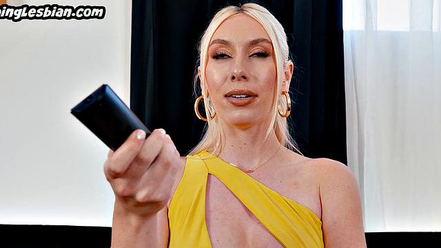 Toying lesbian babe scissoring before being fingered by her GF