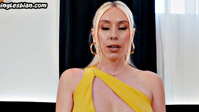 Toying lesbian babe scissoring before being fingered by her GF