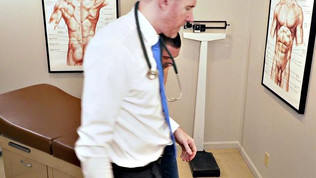 стройный твинг трахается с врачом без гондона после осмотра