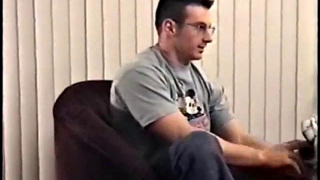 Гей-Гианни притворяется натуралом, но руками работает исправно - ржачная развязка для взрослых парней!