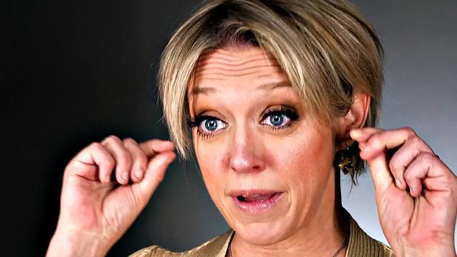 Fuqtube: Daphne Rosen caressing her cunt