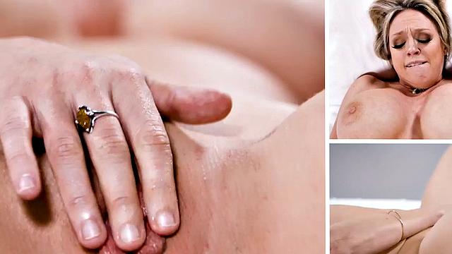 Fuqtube: Daphne Rosen caressing her cunt