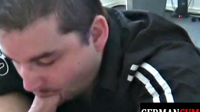 немецкий мишка ловит сперму лицом после жёсткого трио