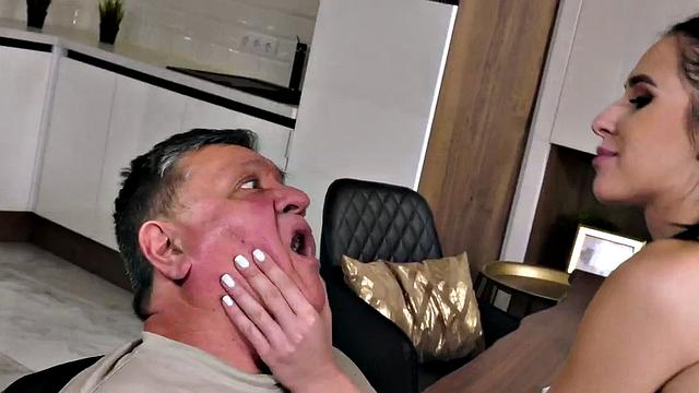 21yo smashed by big dick in wet pussy hole