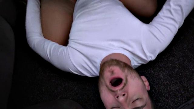 Curvy taxi driver fingered before sex