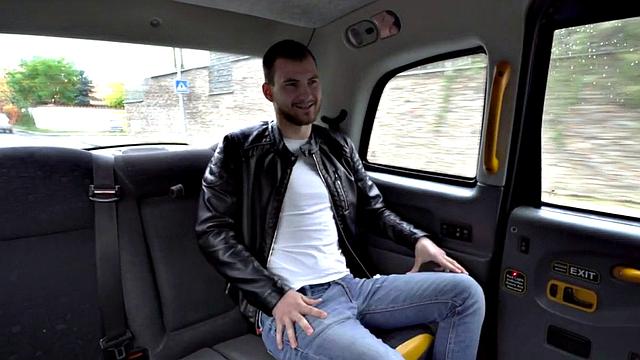 садись и смотри, как пышная таксистка получает пальцами перед жарким трахом