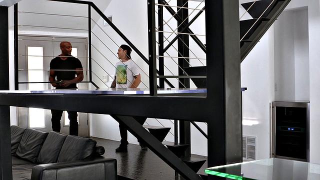 пока парень смотрит футбол, подруга трахается с его другом