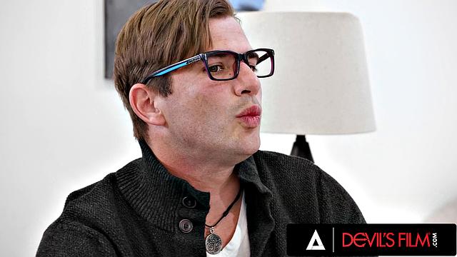 Алексис Тей страстно трахается в анал с Натаном Бронсоном на съемках жёсткого межрасового порно.