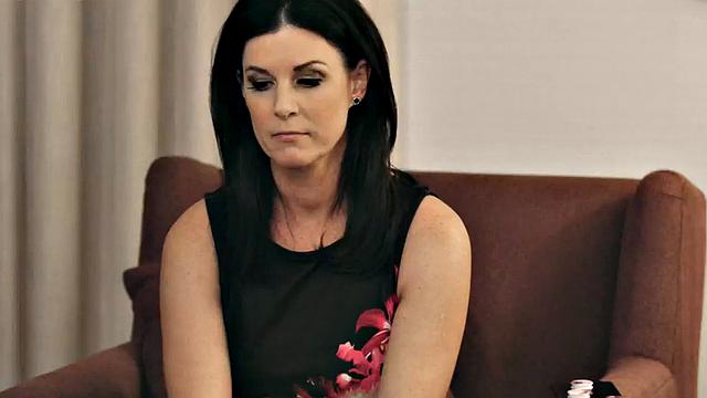 Зрелая пышка рвётся к киске подруги прямо на диване