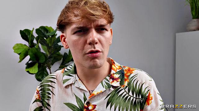 Рыжая стерва Skylar Snow торгуется с деканом ради ленивого парня - он просто офигевает!