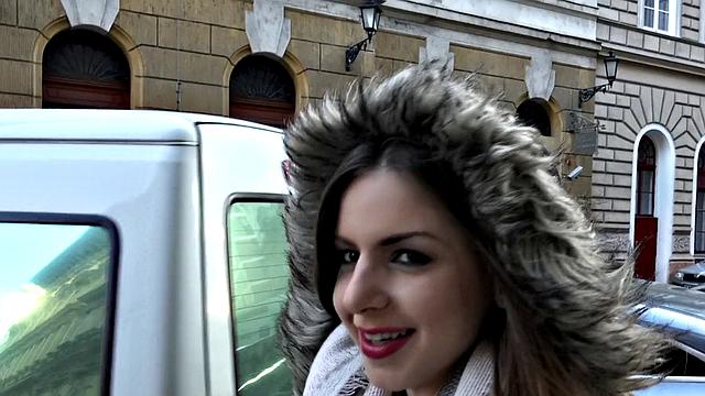 британка продала сиськи за билет и скачет на члене как на паровозе