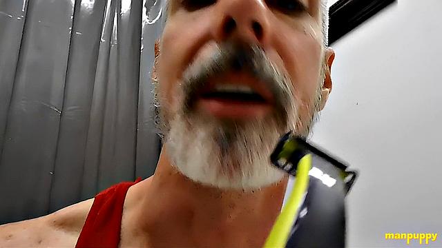 Teaching You How to Shave - DADDY GIANT 8 - Richard Lennox