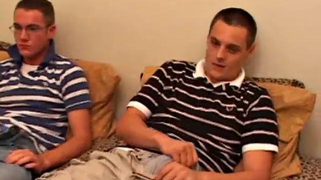 брейден скачет на члене ганнера и дрочит ему с наслаждением