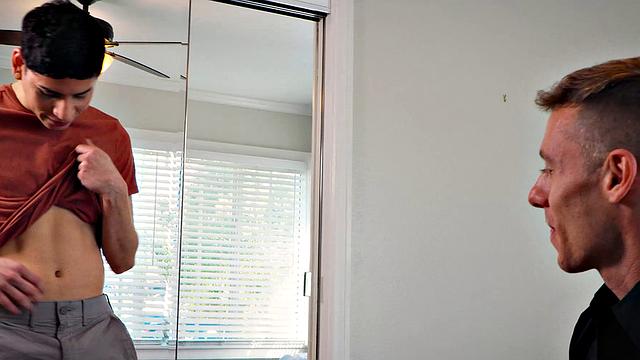 качок-коп жестко трахает спортсмена