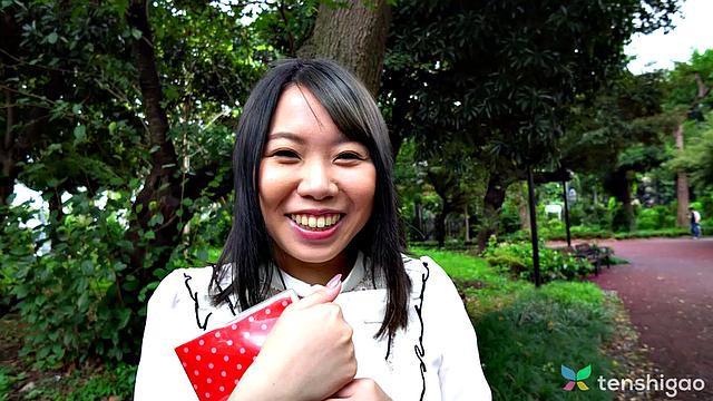 kaede morimoto соблазняет в юбке на балконе