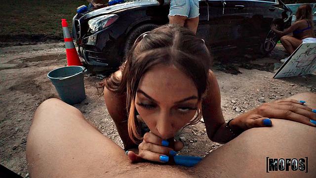 Джонни Лав и JC Wilds собирают на автомойке, но моют не только машины - оральчик удался на славу.