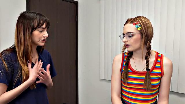 струйка заходит глубоко в рот очкастой и она умоляет кончить внутрь